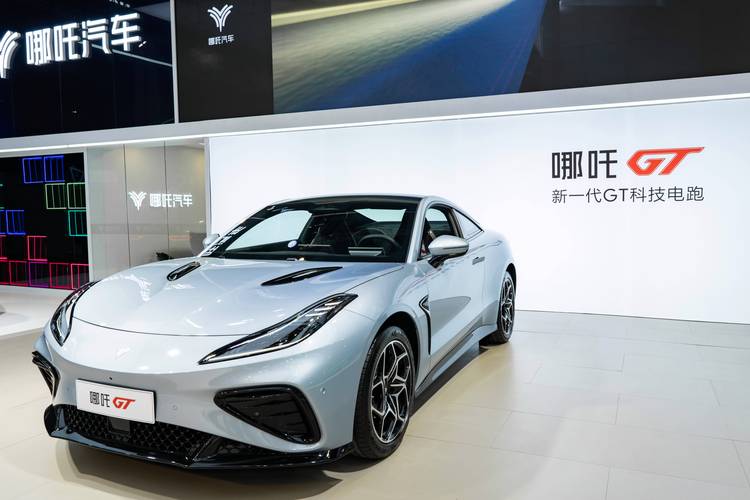 深圳199哪吒汽车在智能汽车领域的表现，领途汽车在新能源汽车市场中的影响力